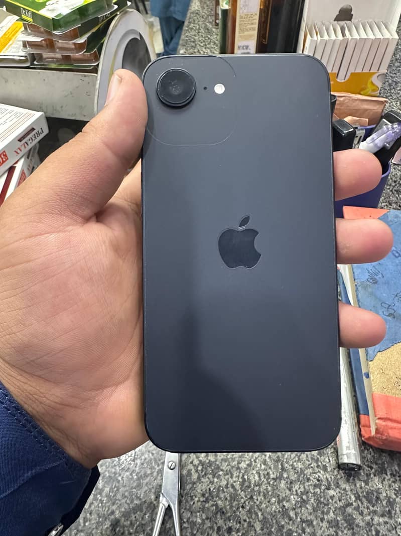 Apple iPhone 16e 1