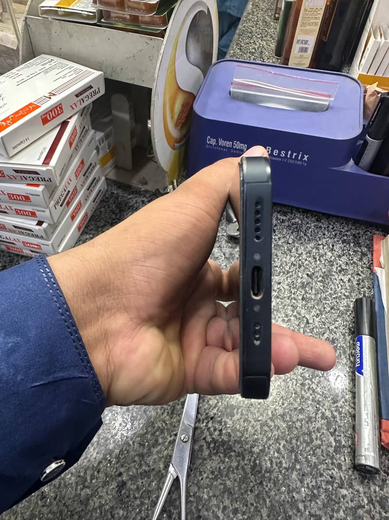 Apple iPhone 16e 3