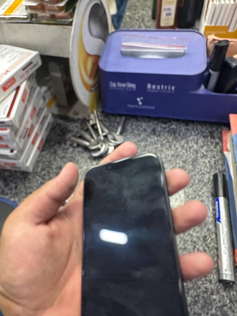Apple iPhone 16e 4