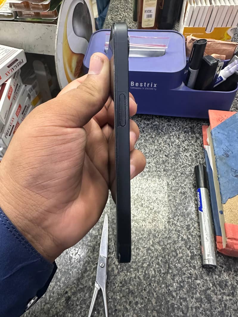 Apple iPhone 16e 5