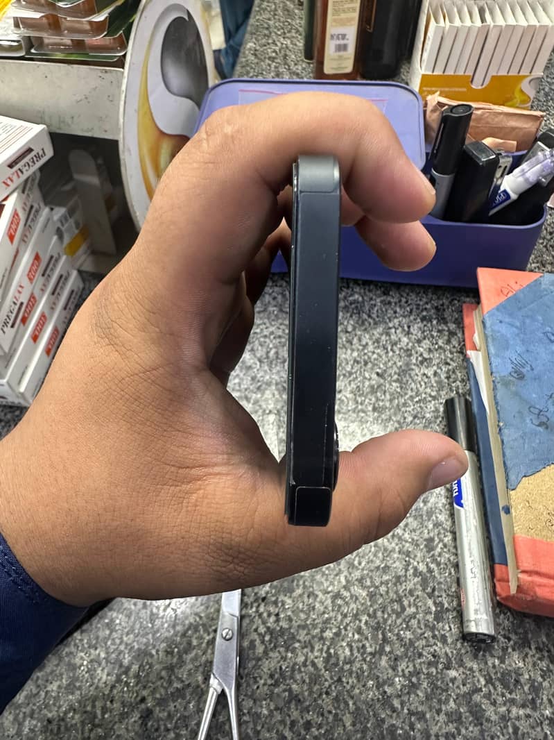Apple iPhone 16e 6
