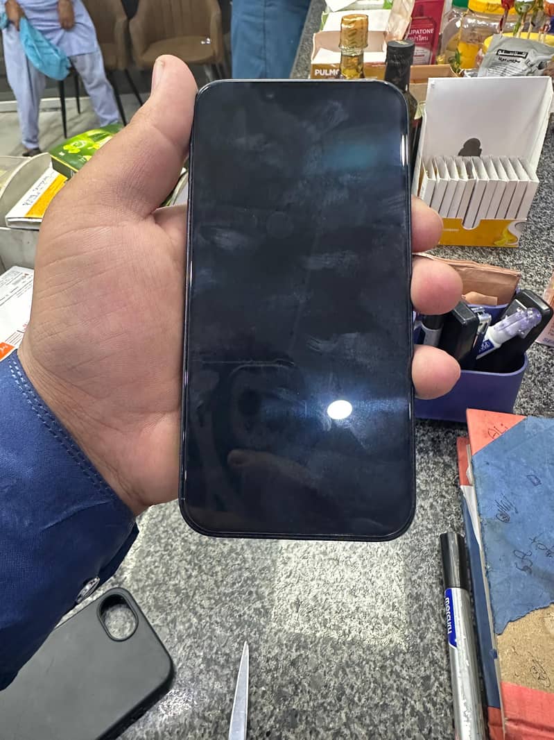 Apple iPhone 16e 7