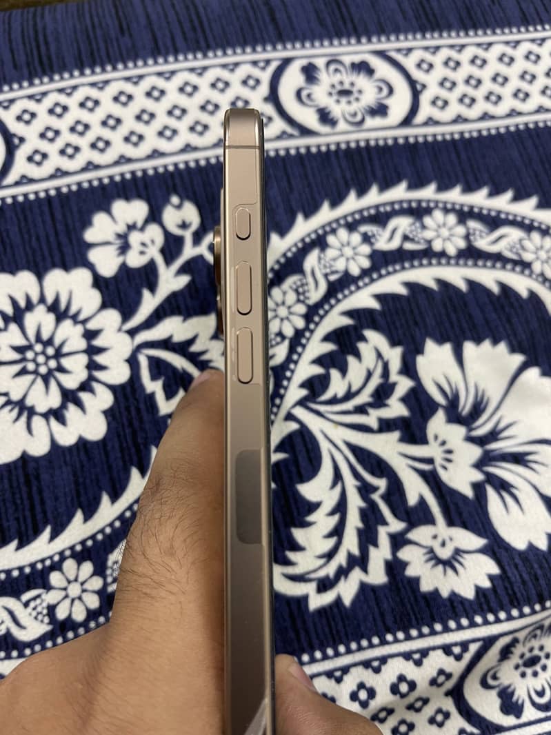 Apple iPhone 16 Pro 3