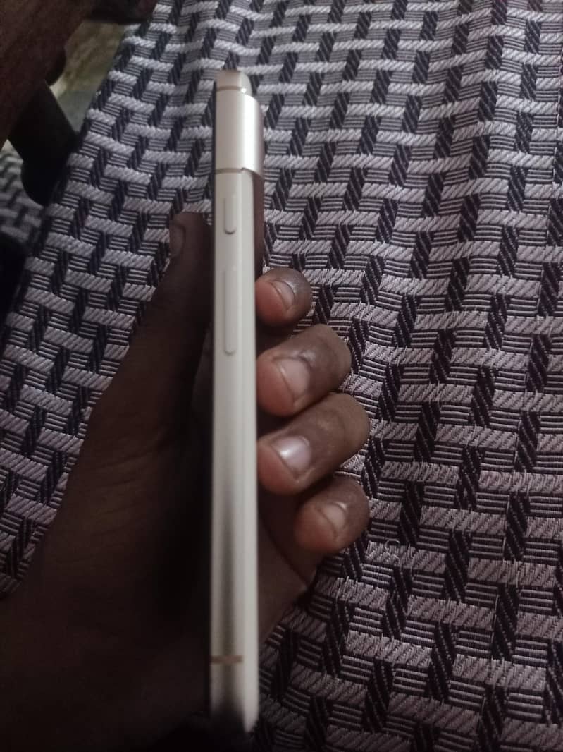 Google Pixel 8 4