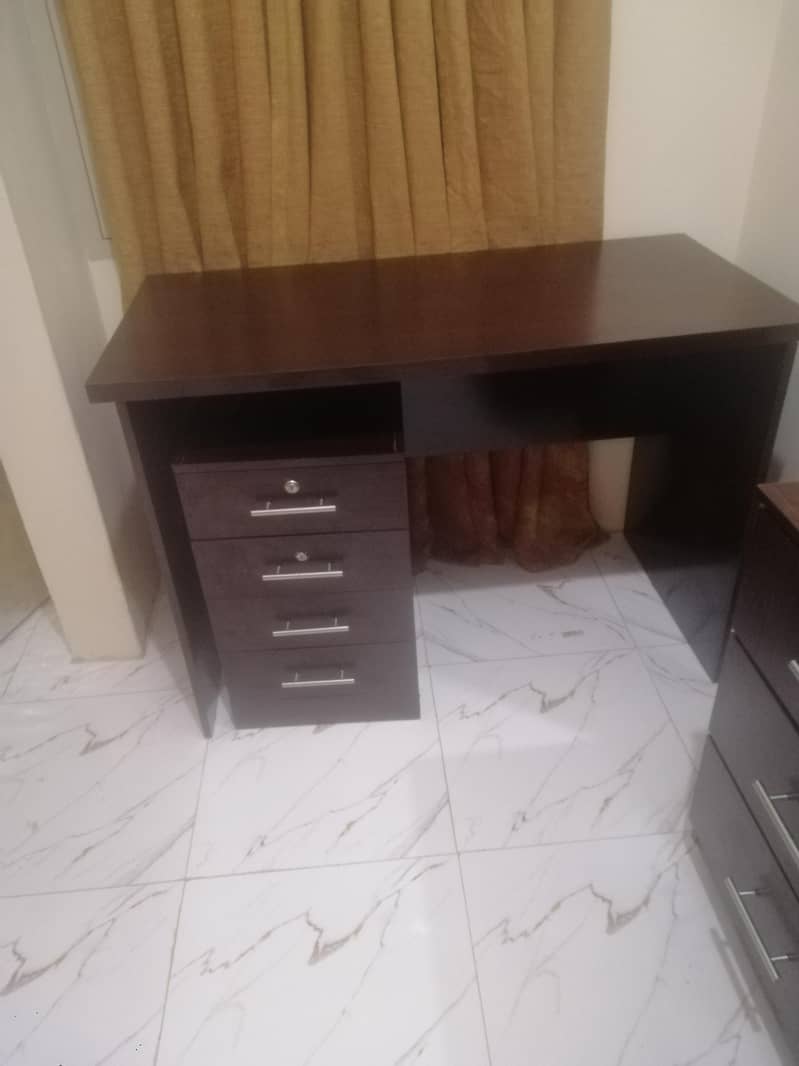 ONLY 2 MONTHS USED STUDY TABLE 0
