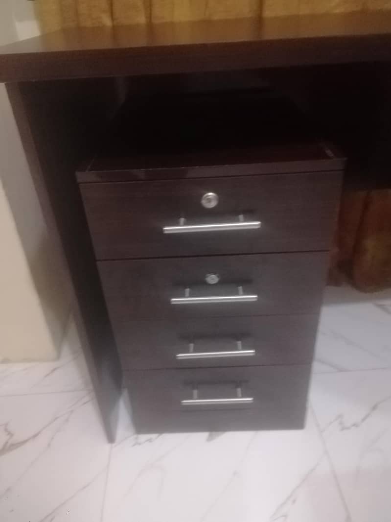 ONLY 2 MONTHS USED STUDY TABLE 4