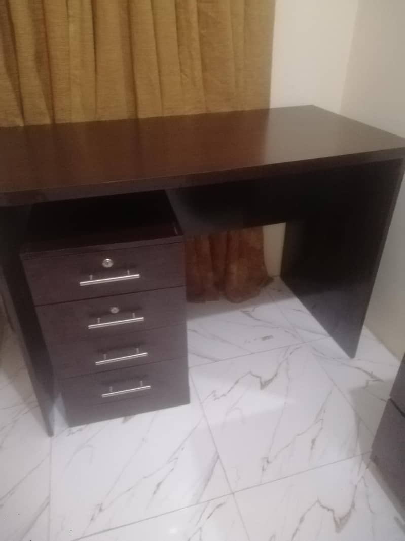 ONLY 2 MONTHS USED STUDY TABLE 5