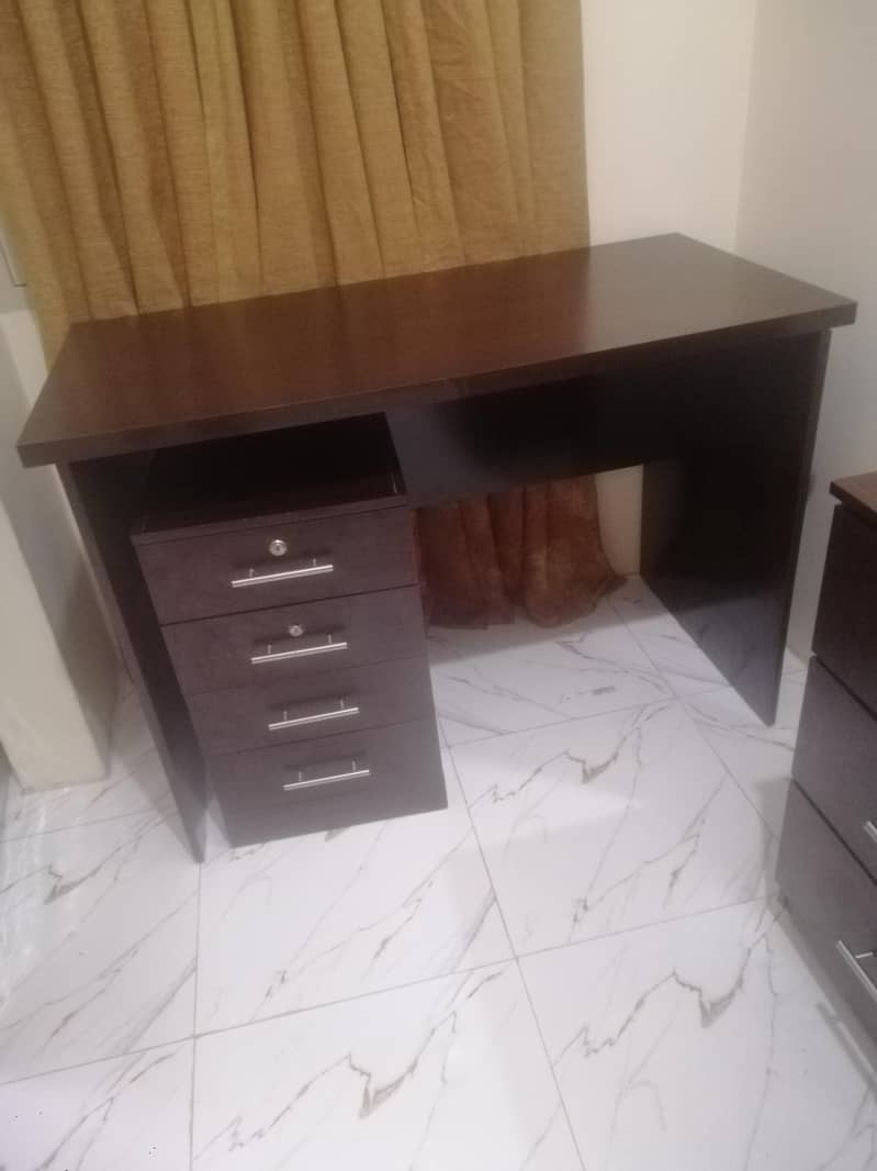 ONLY 2 MONTHS USED STUDY TABLE 6