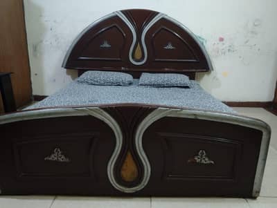 Saaghwan wood bed