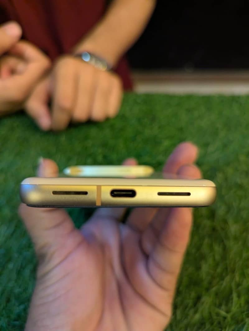 Google Pixel 8 4