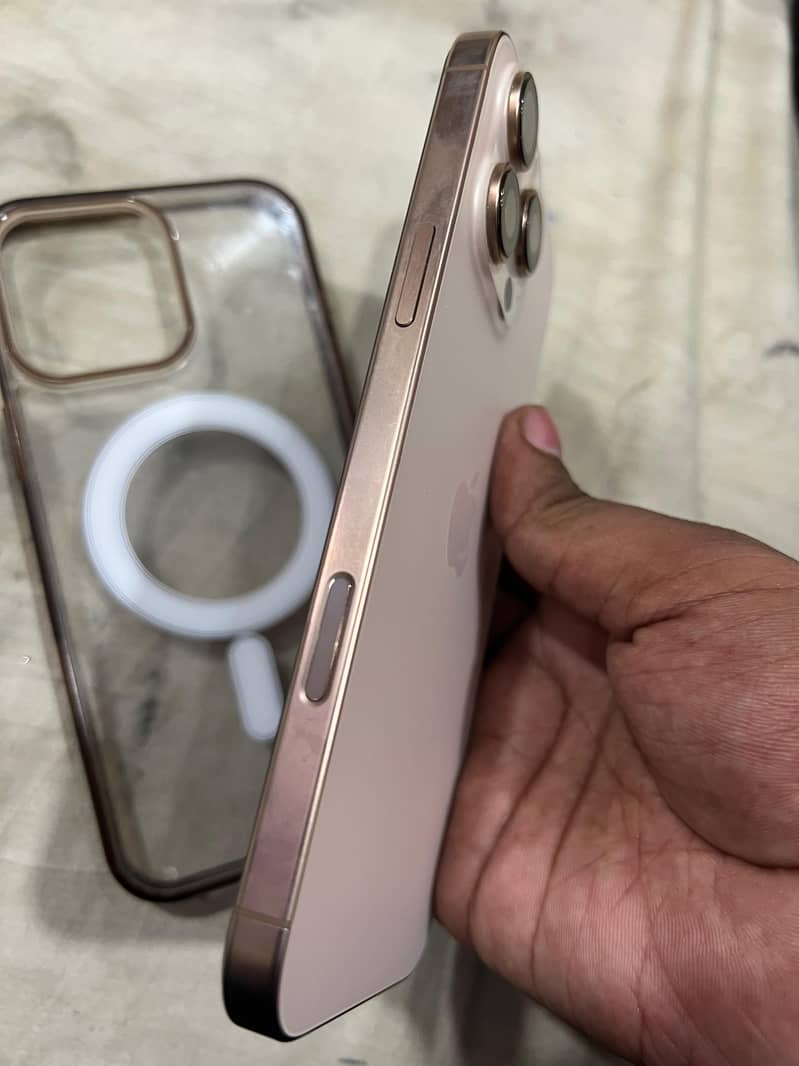 Apple iPhone 16 Pro Max 4
