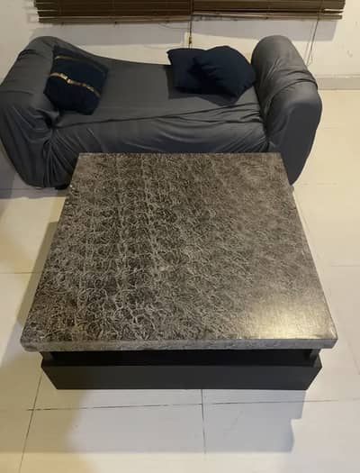 Table with Dico paint