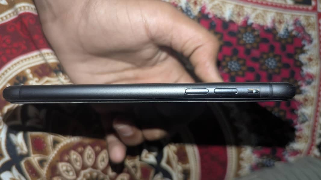 Apple iPhone 11 4