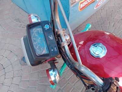 Honda 70 for sale 2010 model 2011 ka number laga hua 03083535495