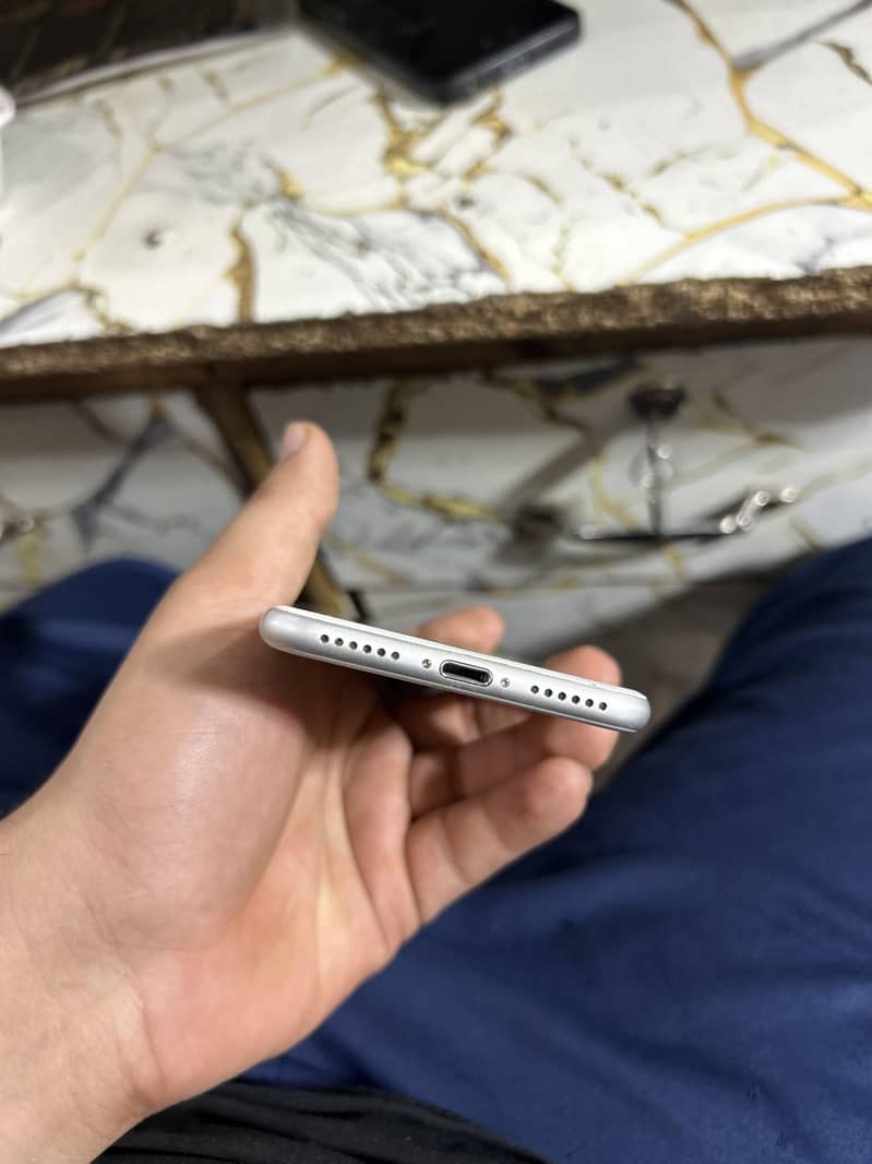 Apple iPhone 7 3