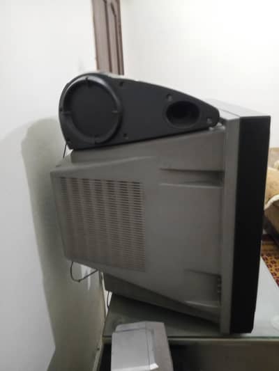 Nobel tv good condition sath speaker b hai pics m nazr ara