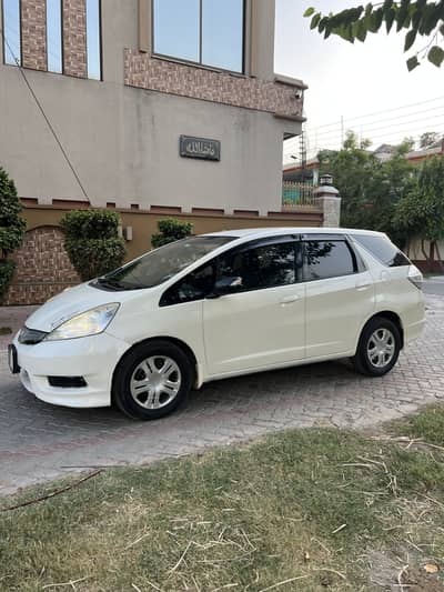 Honda Fit Shuttle 1.3 Hybrid Pearl White Long wheelbase
