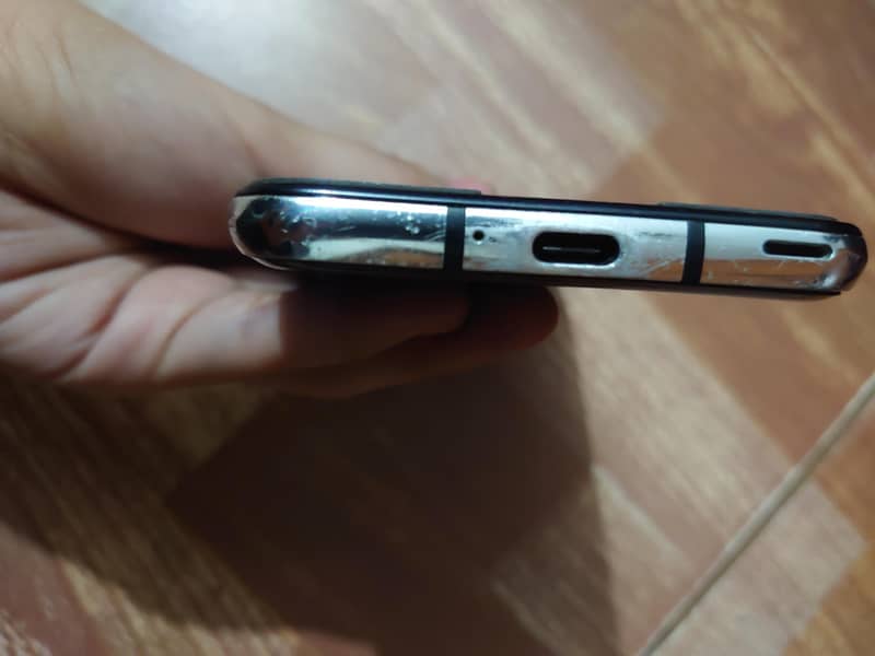 Sharp Aquos R2 4