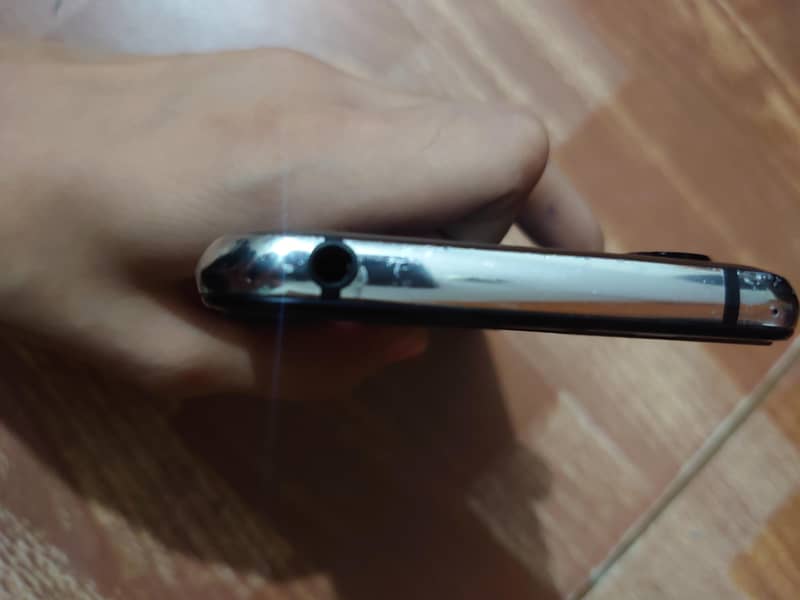 Sharp Aquos R2 5