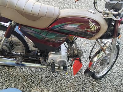 CD 70 one hand use saff bike ha bht km chli ha