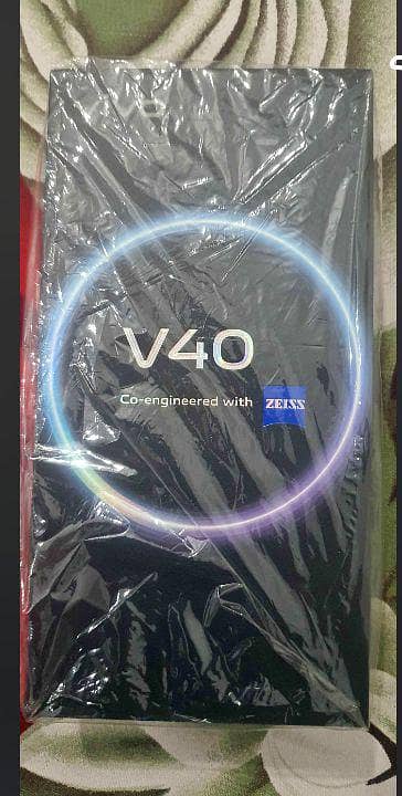 vivo v40 12+12/256 compild saman  urgent sell