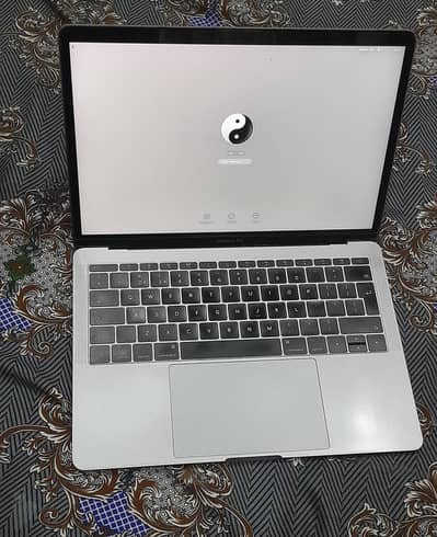 Macbook Pro 2017  13 inch . 16/256 intel core i5 processor