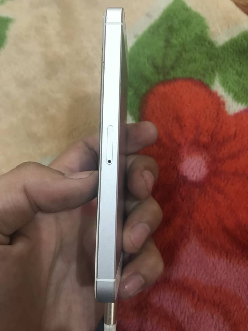iPhone 5SE 2016 Bypassed 17
