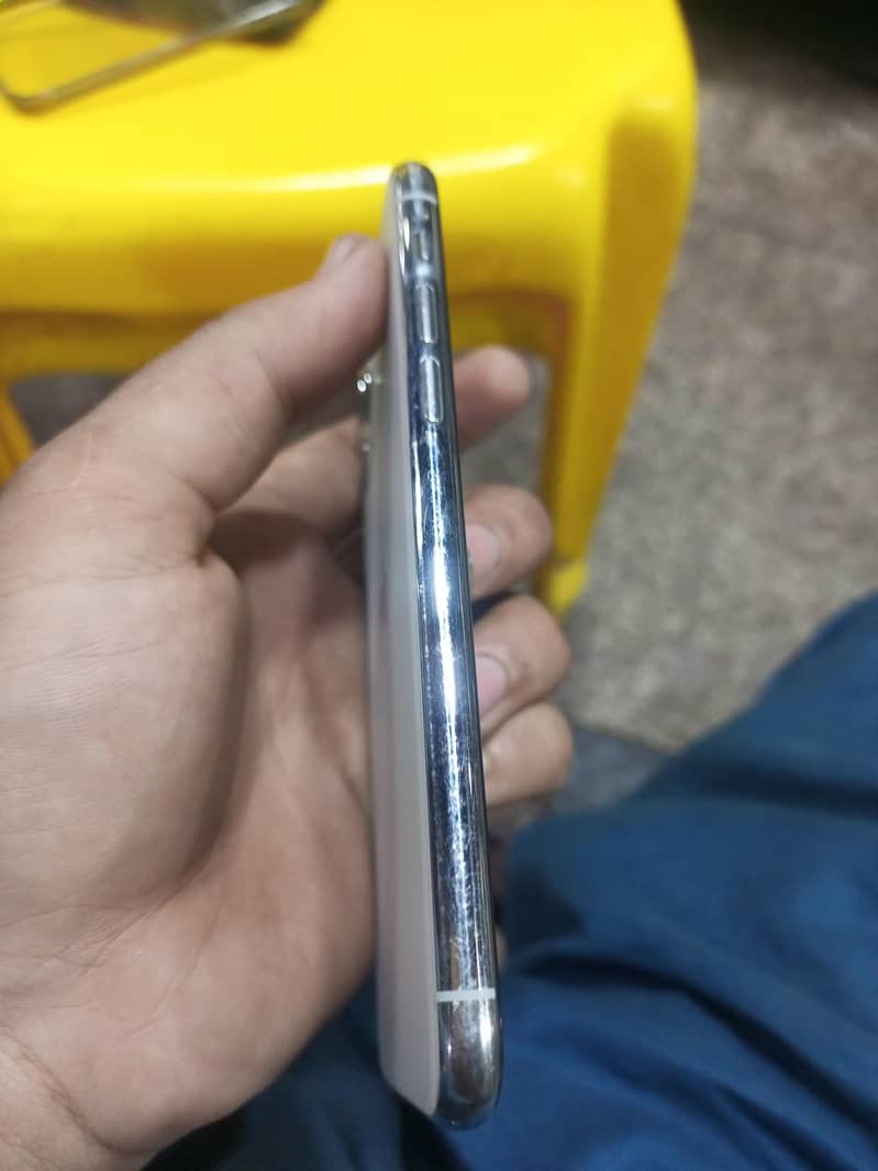 Apple iPhone 11 Pro 4
