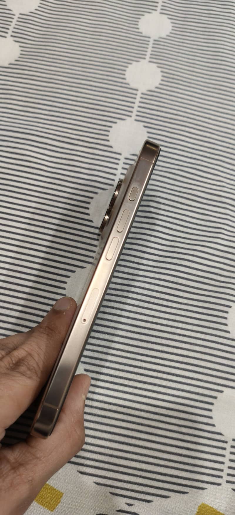 Apple iPhone 16 Pro 1