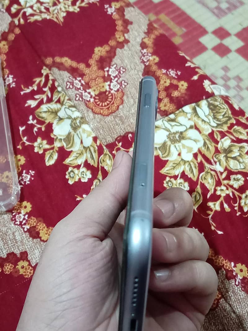 Apple iPhone 11 3
