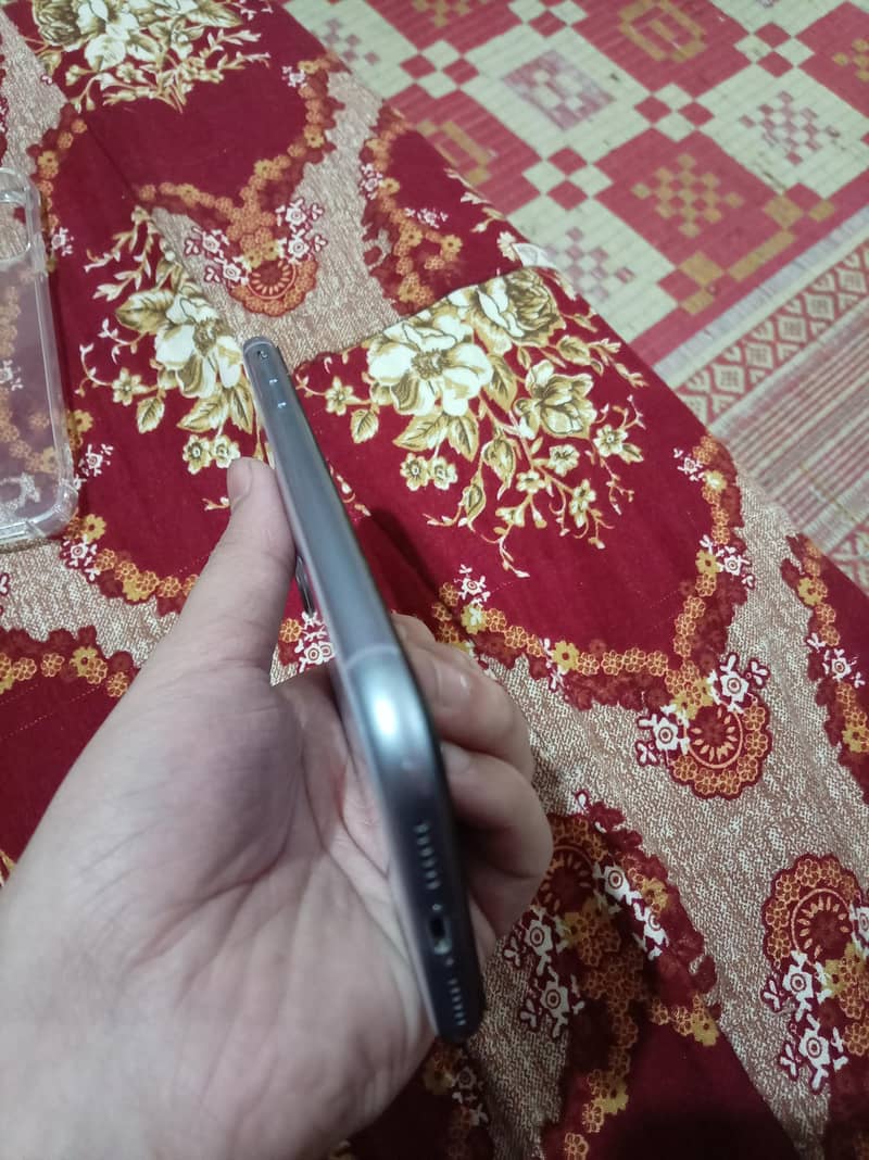 Apple iPhone 11 4