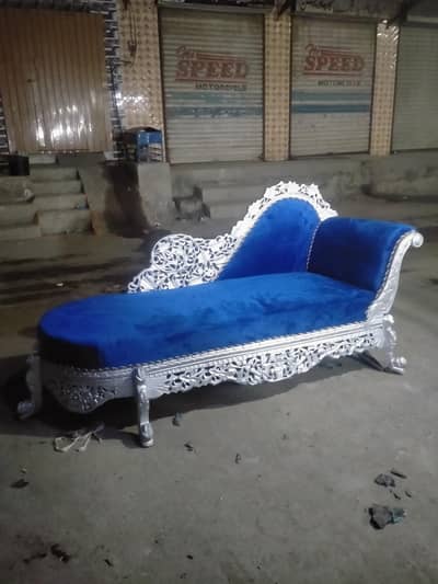 dewan or 2 seet h sat me dewan ka 1 pear tota h pechy Sy
