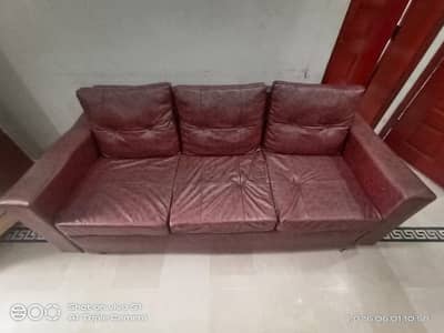Complete sofa Set in leather is for sale