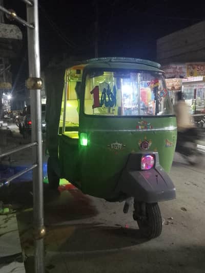 2018 ماڈل رکشہ بہترین کنڈیشن میں برائے فروخت
