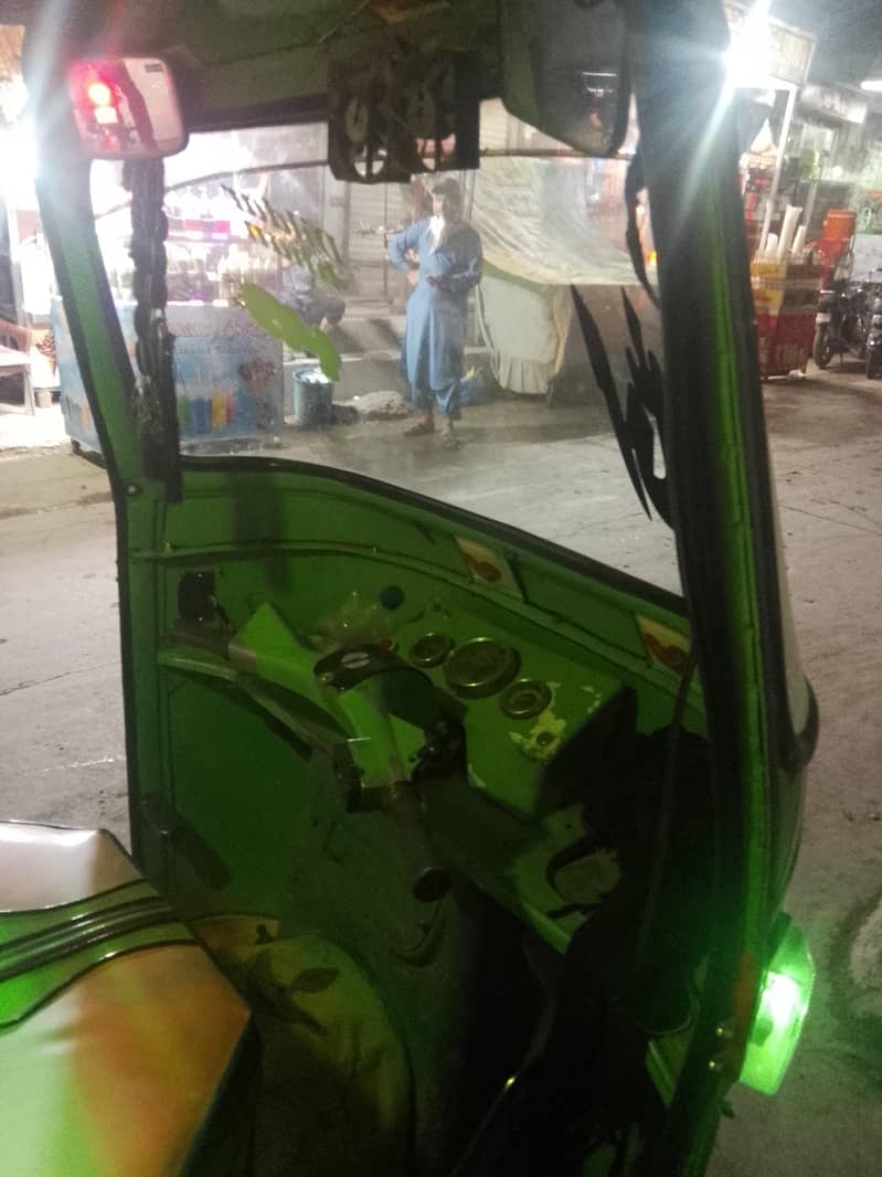 2018 ماڈل رکشہ بہترین کنڈیشن میں برائے فروخت 3