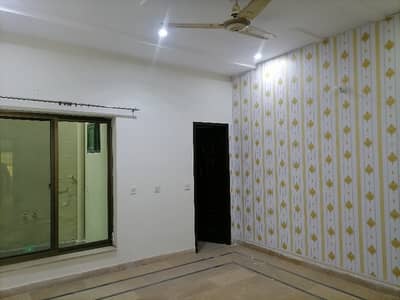 Aesthetic Prime Location House Of 6 Marla For Rent