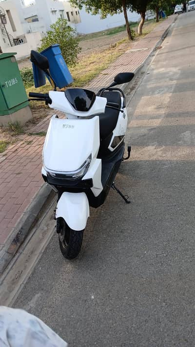 gen_z electric skooty elegant white color. contact on 03314779209