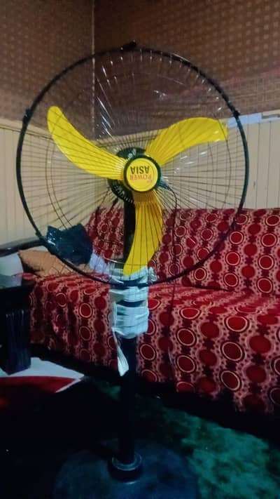 BRAND NEW TABLE FAN SOLAR PR BI CHAL JATA H WITH SUPLAI Full Size fan