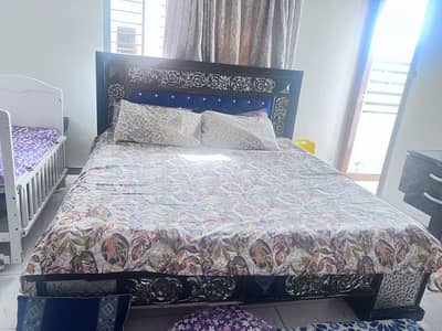 Bed set with wardrobe and divider