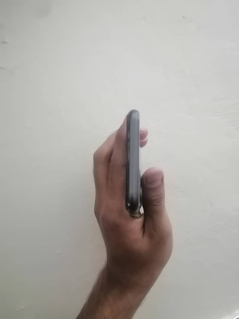 iPhone 11 4