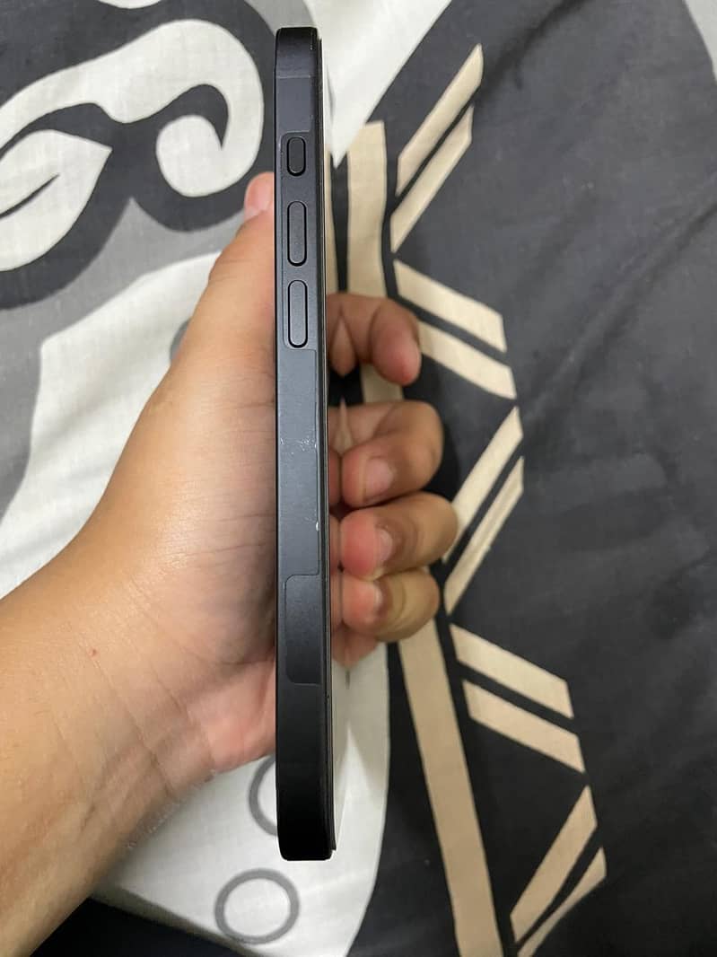Apple iPhone 16e 1