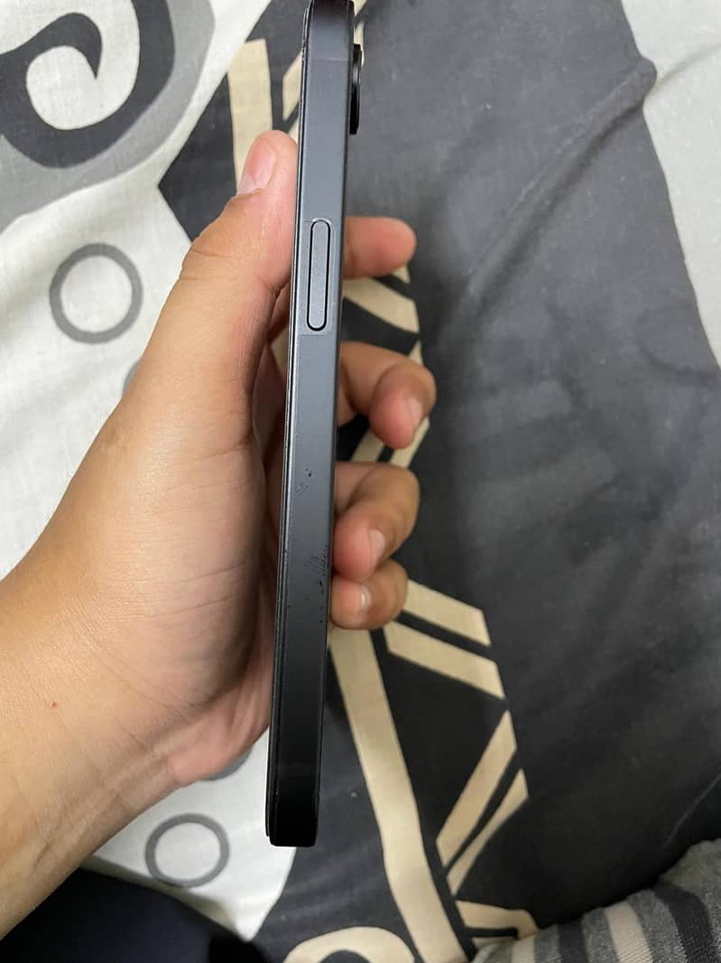 Apple iPhone 16e 2