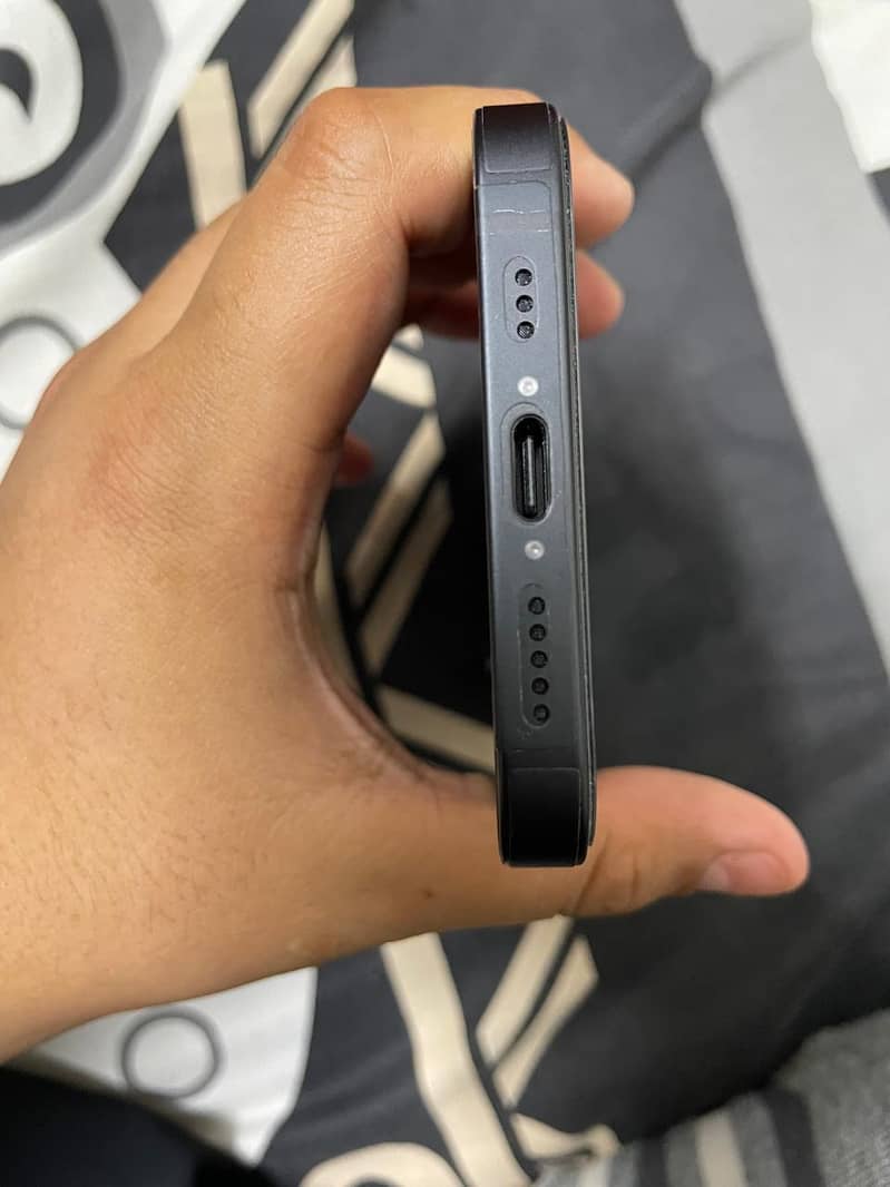 Apple iPhone 16e 3
