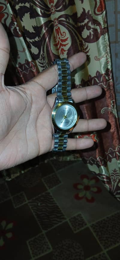GOLDEN COLOUR WATCH ARE VERY AMEZING  ORIJNAL ROLEX FIRST HAND WATCH