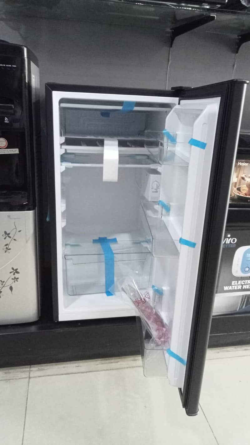 Mini fridge 0