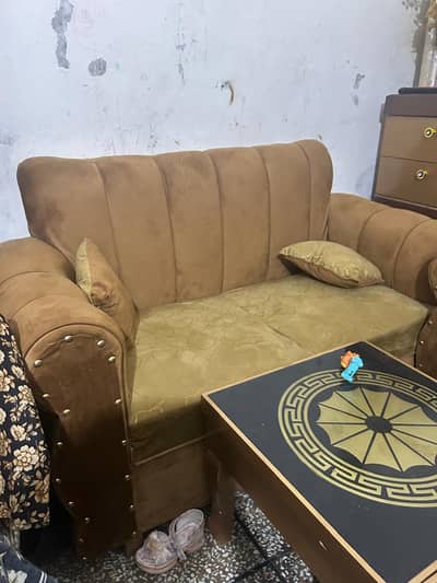 3 seater ha  jis ko bi chiya wo rabta kar Sakta hy