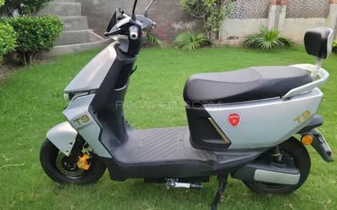 Metro T9 Sports Electric Scooter, Like New, 320 KM Used