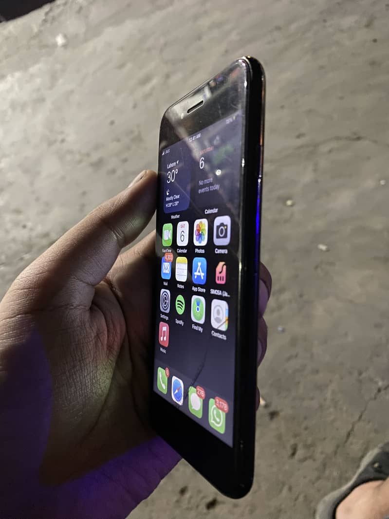 Apple iPhone 7 with  no battery 2