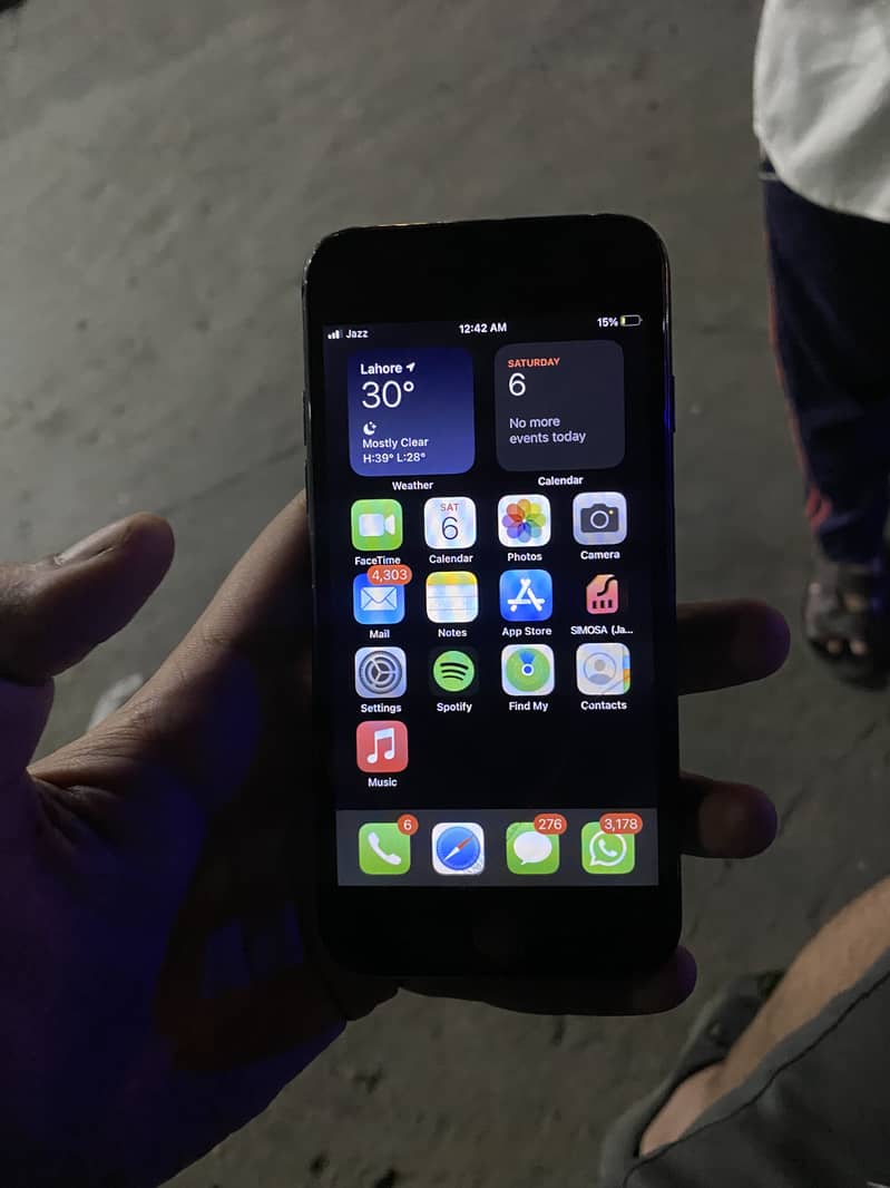 Apple iPhone 7 with  no battery 5