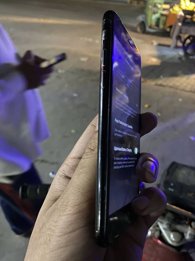 Apple iPhone 7 with  no battery 6